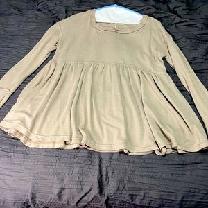 Free people flowing top.  Xs never worn. Neutral color.  Bought in December